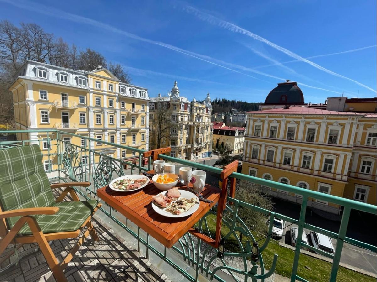 マリアーンスケー・ラーズニェBalconies Above Colonnadeアパートメント エクステリア 写真