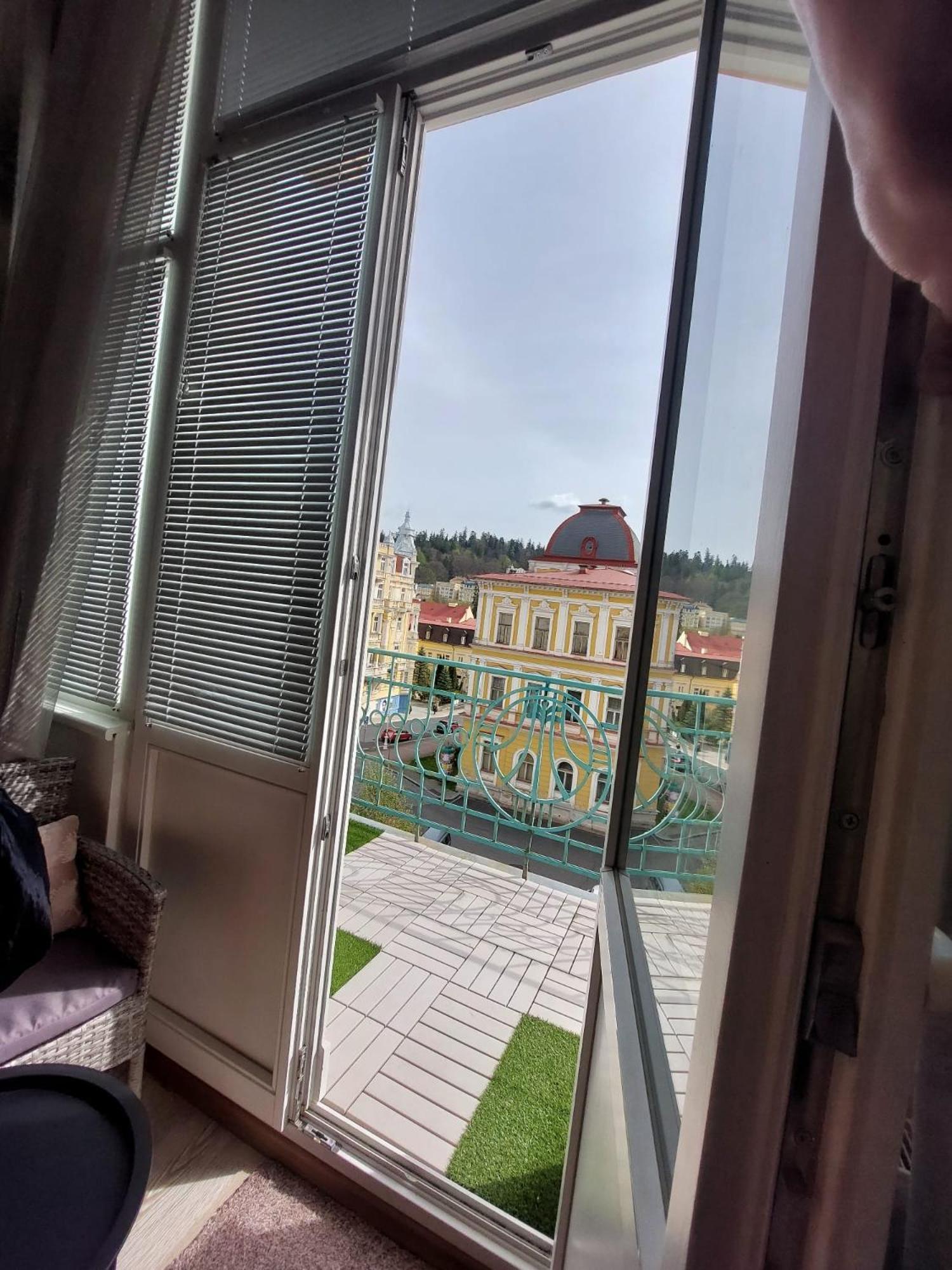 マリアーンスケー・ラーズニェBalconies Above Colonnadeアパートメント エクステリア 写真